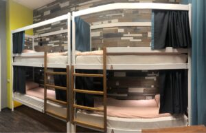 двухъярусная кровать в хостел