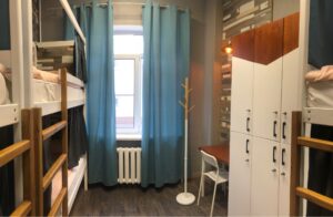 двухъярусная кровать в хостеле калуга