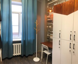 шкаф в номере хостела