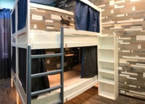 кровать в хостеле
